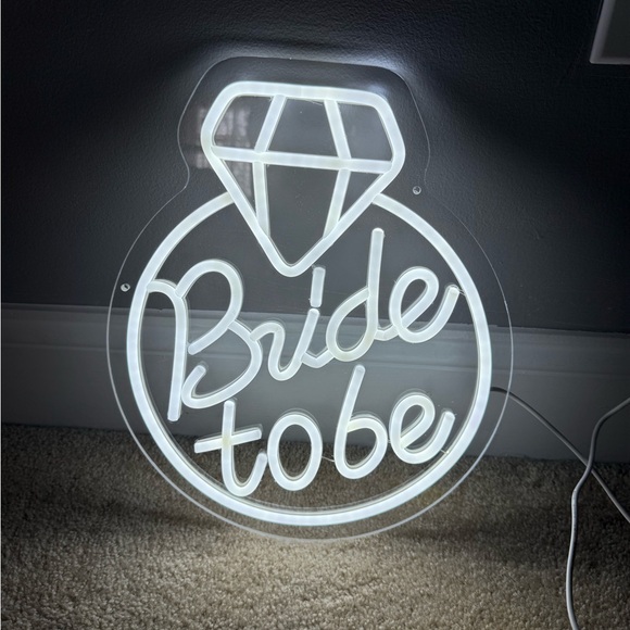 White 'Bride to Be' Neon Sign - Picture 1 of 5